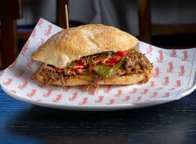 🔸 ¿Podrá el paquito destronar a la hamburguesa? Más de 500 bares de toda España cuentan ya con su propia versión del bocadillo. 

Leer noticia completa ⬇️
cadenaser.com/nacional/2023/…

#Paquito #RutaDelPaquito