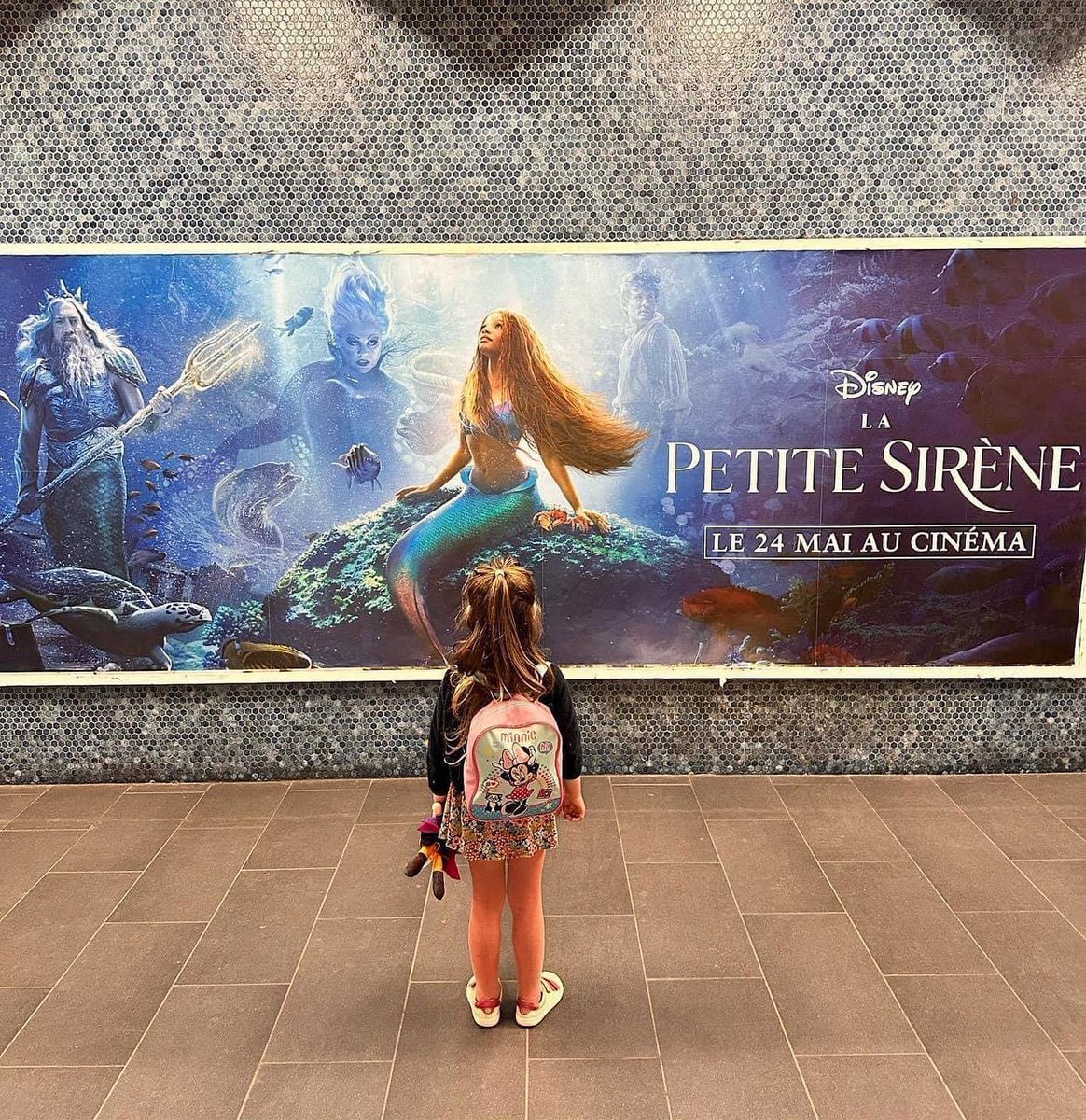 🚨 La belle histoire du jour ! Un papa a emmené sa fille Ambre voir le film #LaPetiteSirène et celle-ci s’est exclamée devant l’affiche : "Whoua, elle est belle Ariel !"

Son père s’est dit : "Il n’y a donc bien que les adultes ayant du temps à perdre pour s’émouvoir de la