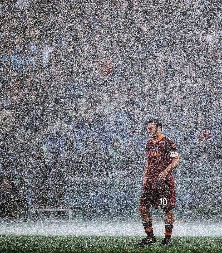 FrankKhalidUK's tweet photo. Love this photo of Roma legend Francesco Totti!!! ☔️🌧️ https://t.co/kmGF3efyYP