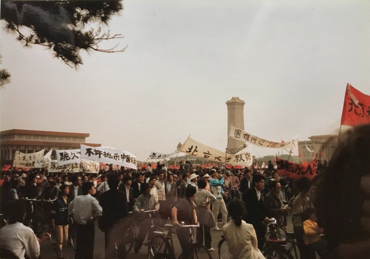 hrichina's tweet photo. #中国人权六四图片 中国人权的档案库收藏了大量 #八九民运 及 #六四镇压 有关的照片，今日发布：图一：广场上的抗议者；图二：皓首老者关注民运；图三：军车进京；图四：立交桥路口的军车和民众。欲了解更多六四有关内容，请访问：https://t.co/GUJdcIdTG9。 https://t.co/CBdx4M4Kan