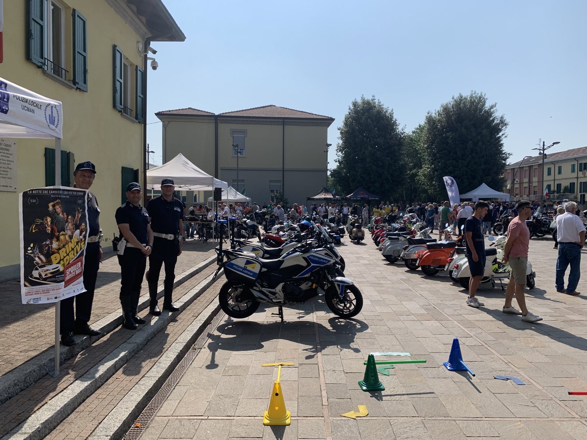PLUCMAN1's tweet photo. #plucman #noicisiamo #obiettivozero #sicurezza Anche oggi i nostri agenti erano presenti con il gazebo Polizia Locale a San Possidonio in occasione del Vespa Raduno per informare i presenti degli effetti dell'alcol con simulazioni della percezione del pericolo. https://t.co/Sb5gesR4Hc