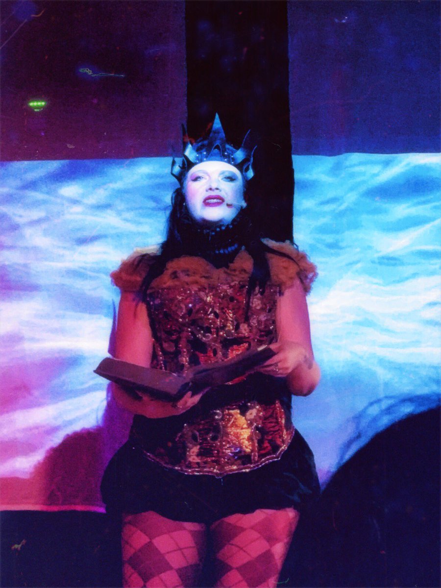 🌚 Tonight is your last chance to see Queen Mab: The Witching Hour at <a href="/brightonfringe/">Brighton Fringe</a>…

✨ 6pm at <a href="/latestmusicbar/">Latest Music Bar</a> ✨

🔮 Don’t break the spell 👉 brightonfringe.org/events/queen-m…

(📸: @laurieblackinc)

#BrightonFringe #BrightonEvents #BrightonMusic #BrightonCabaret #CarnivalPop #ArtPop