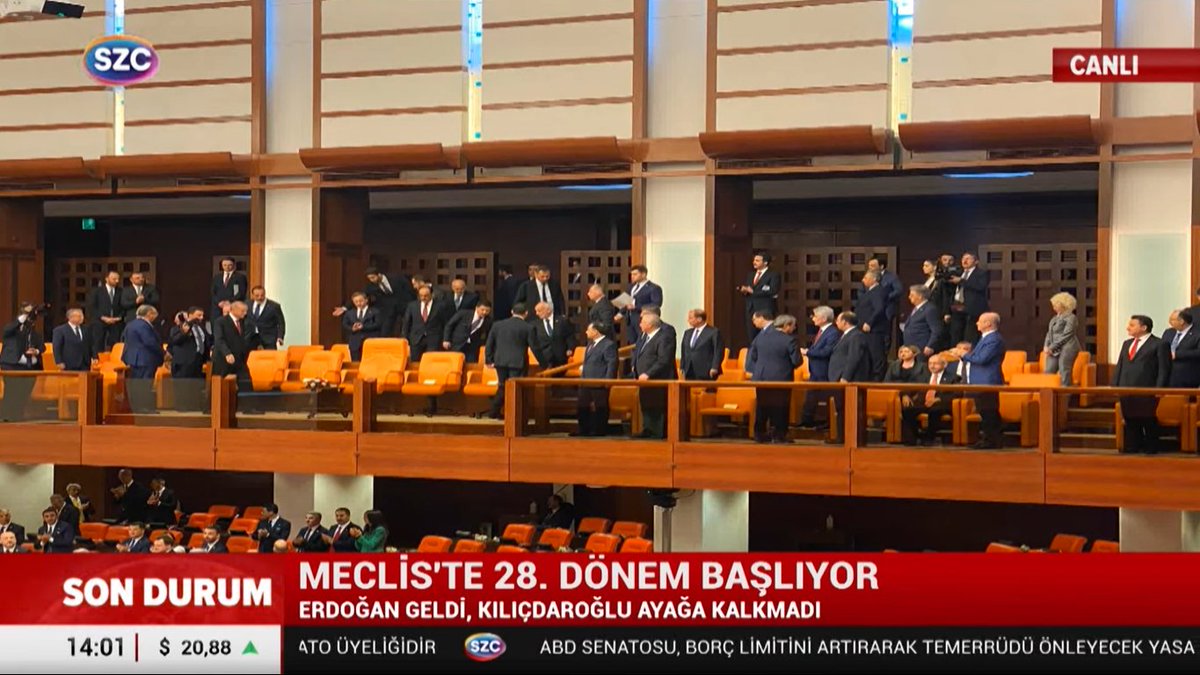 Cumhurbaşkanı Erdoğan'ın, TBMM'ye geldiği anlarda Kemal Kılıçdaroğlu'nun ayağa kalkmadığı, Ali Babacan'ın ayağa kalktığı görüldü.