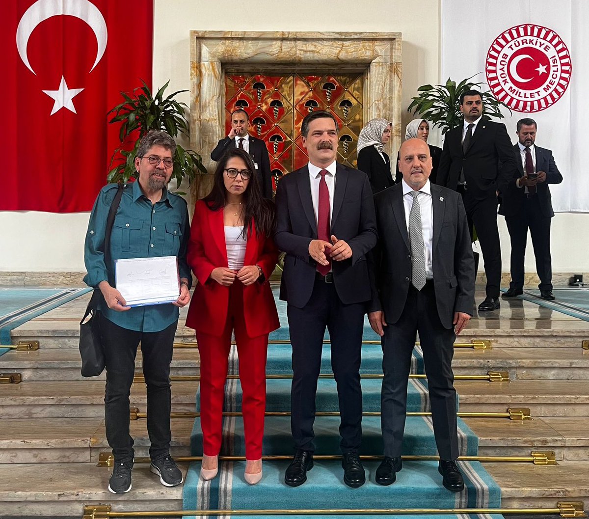 TBMM 28. Dönem ilk oturumu açıldı. 
Lakin bir eksikle!

Seçilmiş bir milletvekili, Hatay vekilimiz <a href="/CanAtalay1/">can atalay</a> hala hukuka aykırı bir şekilde esir tutuluyor!

Can’ın kaydını bugün hep birlikte yaptık. Odası hazır. Sahibini bekliyor.

#CanAtalayaÖzgürlük