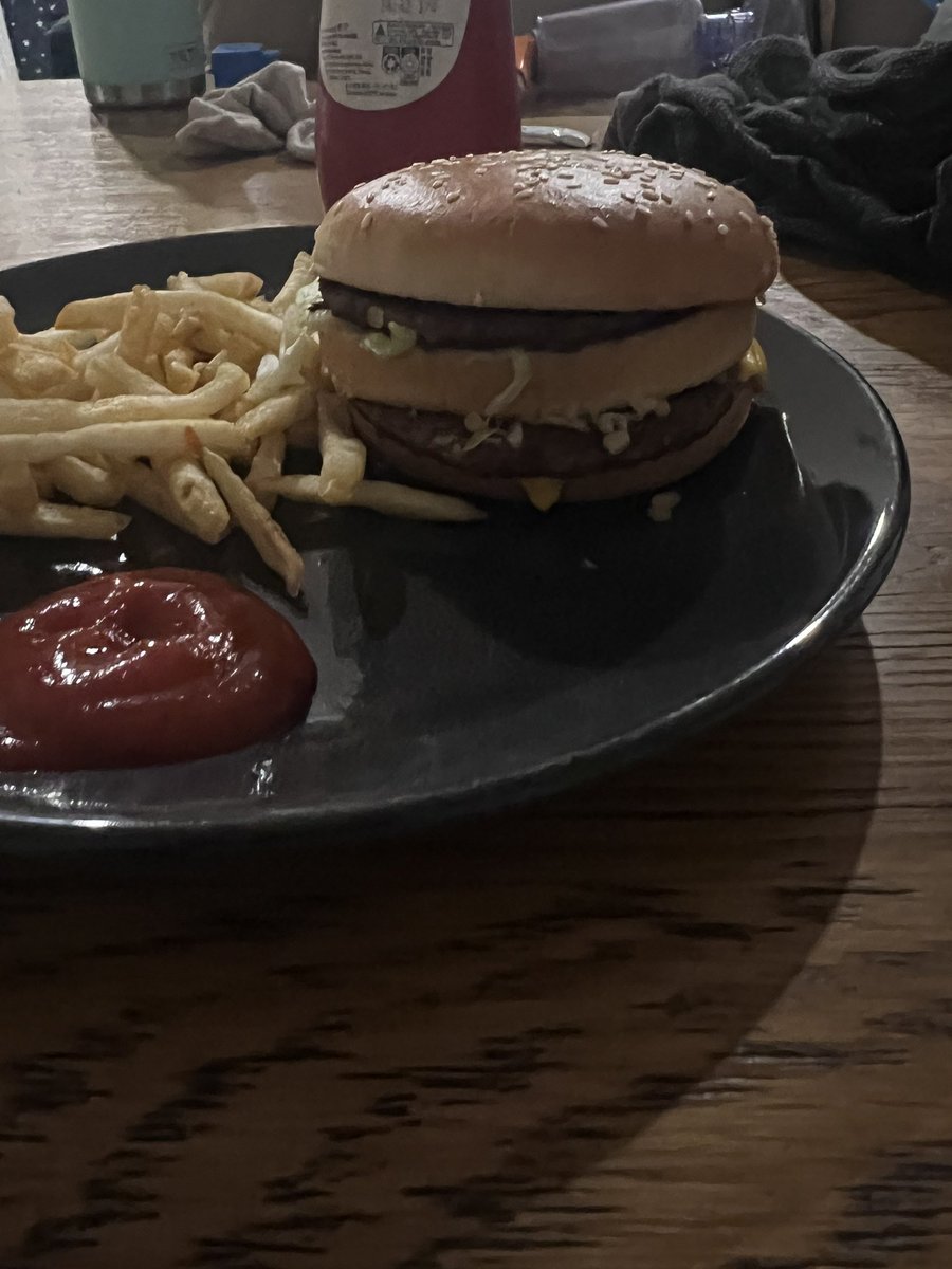 BeckyBratt's tweet photo. I ordered a double Big Mac meal inside your Forrestfield store today to takeaway, I got home and it is just a normal Big Mac. I have tried ringing the store and there is no answer. Please can you assist @maccas https://t.co/Qa1UvIV8ls