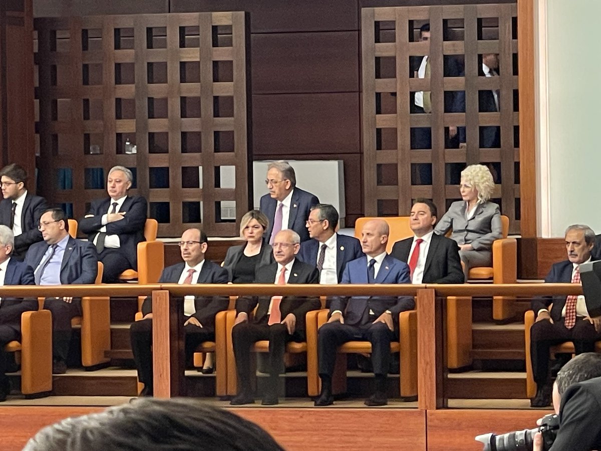 CHP Genel Başkanı Sn. Kılıçdaroğlu yemin törenini locadan izliyor

Sn. Özgür Özel tek grup başkanı adayı olarak hemen arkasında

DEVA Partisi Genel Başkanı Sn. Ali Babacan ise arka çaprazında