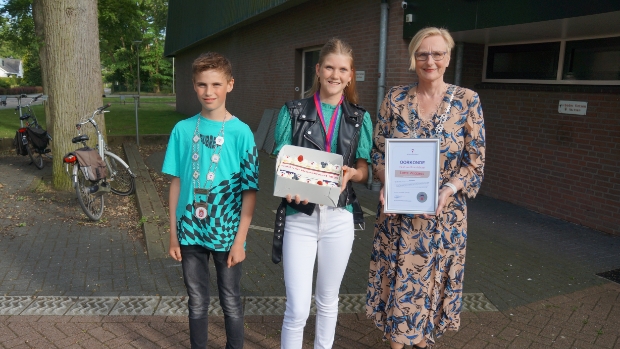 Lotte Wiggers (14) uit Vorden compleet verrast met jeugdlintje -  contactnoord.nl/l/455543