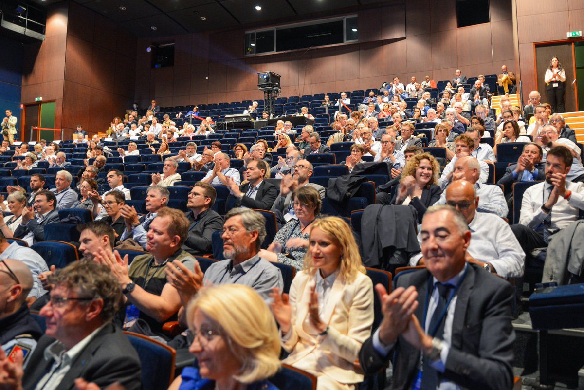 APVF (@petitesvilles) on Twitter photo - XXVe Assises des <a href="/PetitesVilles/">APVF</a> -
<a href="/bayrou/">François Bayrou</a> est le grand témoin de notre table-ronde finale : « Face à la crise démocratique : retisser le lien civique » avec <a href="/DavidDjaiz/">David Djaïz</a>, <a href="/jospiegel1/">jo spiegel</a> , <a href="/Halpern_G/">Gabrielle Halpern</a> et les Maires <a href="/AndreLaignel/">André Laignel</a> <a href="/romaincolas/">Romain Colas</a> <a href="/PORTELaurence5/">PORTE Laurence</a> - XXVe Assises des <a href="/PetitesVilles/">APVF</a> -
<a href="/bayrou/">François Bayrou</a> est le grand témoin de notre table-ronde finale : « Face à la crise démocratique : retisser le lien civique » avec <a href="/DavidDjaiz/">David Djaïz</a>, <a href="/jospiegel1/">jo spiegel</a> , <a href="/Halpern_G/">Gabrielle Halpern</a> et les Maires <a href="/AndreLaignel/">André Laignel</a> <a href="/romaincolas/">Romain Colas</a> <a href="/PORTELaurence5/">PORTE Laurence</a>