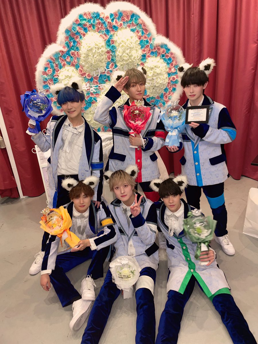 1demic_info's tweet photo. 5/31（水）1 de mic🐾1st miniワンマンライブへお越しいただきありがとうございました！事務所の先輩グループMr.LOVERさんの曲もカバー披露させていただきました✨
2年目の、6月からの新たな1 de mic🐾にもご期待ください❗️ https://t.co/3p1NqmXxkS