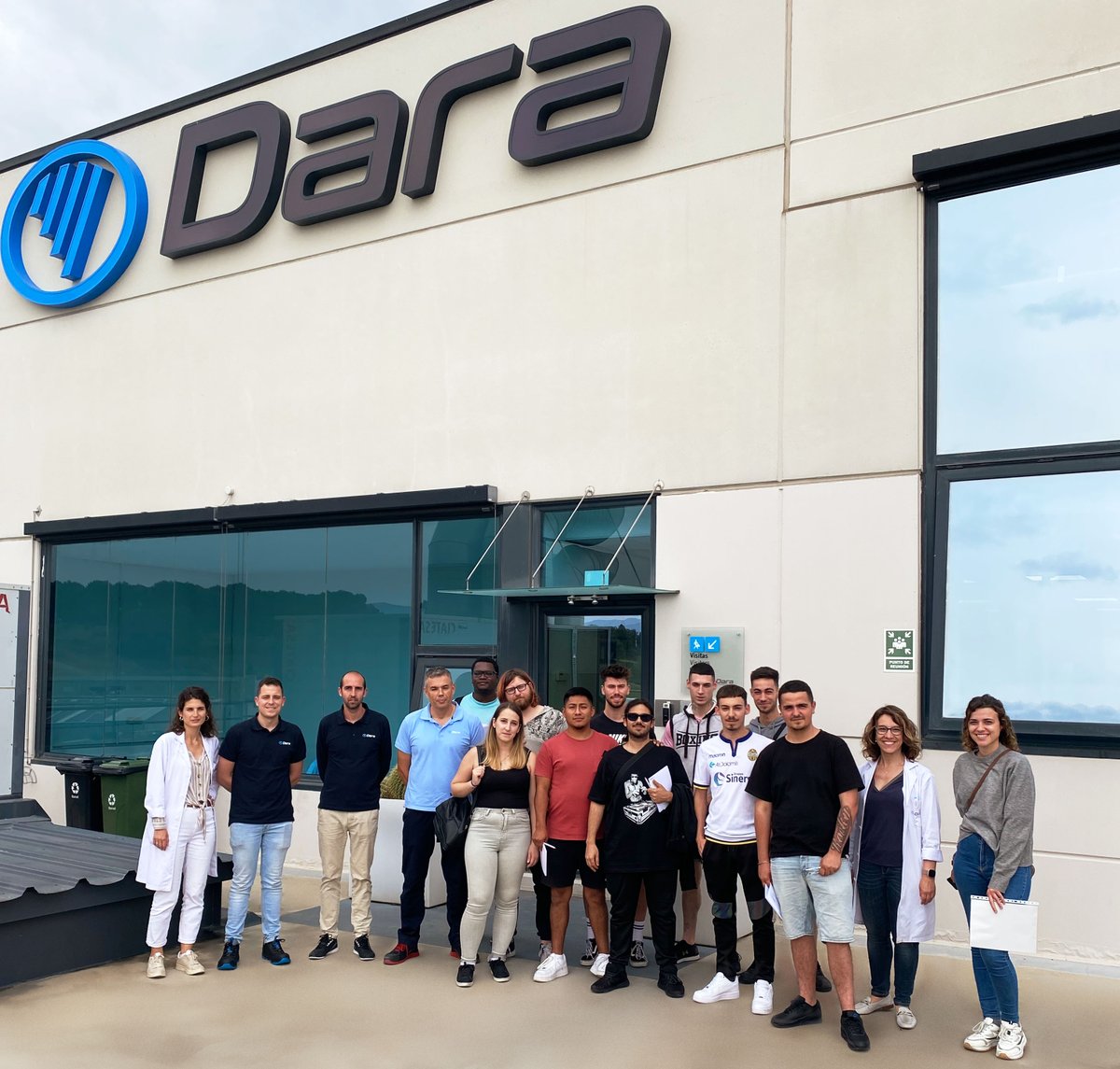 Dara_Pharma's tweet photo. Siempre nos encanta recibir a grupos de estudiantes en @Dara_Pharma

Esta semana, hemos recibido a estudiantes del "Projecte Singulars", organizado por @PIMEC, y a alumnos del CFGM de Mecanizados del @insmollet. 

¡Un placer compartir nuestro conocimiento con los más jóvenes! https://t.co/BPUYlWwgRx