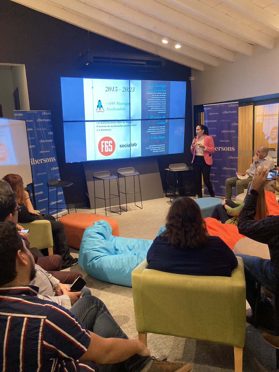 KEmprendedor's tweet image. 🧵/5 #AfterOffice #KARAKÚ 

@astridsanzpy presentó información y proyecciones de acciones relacionadas a economía digital en #AgendaDigital de @Miticpy y el apoyo a #Startups con #InnovandoPy

Conoce ➕de esta iniciativa en 👇🏼
* innovando.gov.py 
* agendadigital.mitic.gov.py