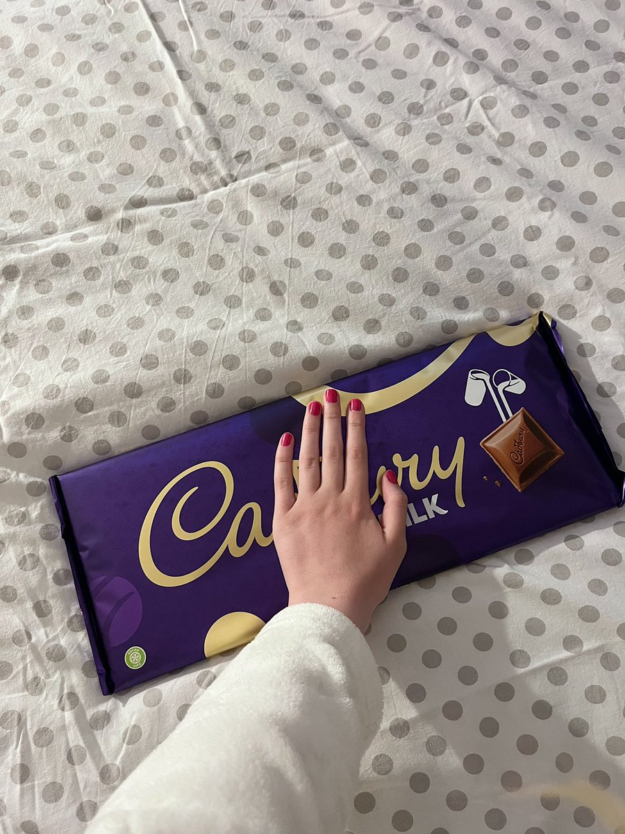 blonddysmorphia's tweet photo. how long do you guys think this chocolate bar would last a normal person https://t.co/rYhqszYjS0