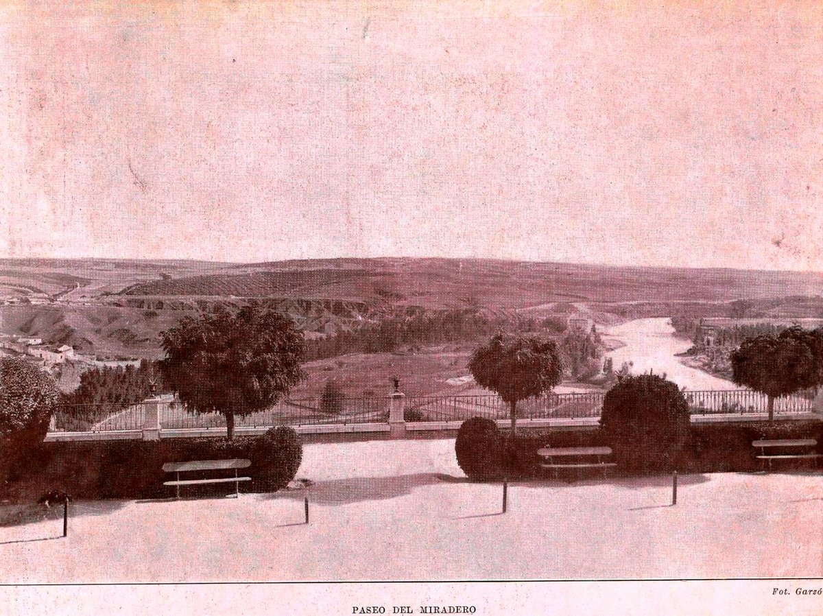 Así de precioso lucía nuestro Paseo del Miradero en 1897 fotografiado por Rafael Garzón. Un espacio ajardinado a disposición de niños y mayores con unas soberbias vistas a la vega alta, regada por un caudaloso y limpio río Tajo. #Toledo #Castilla