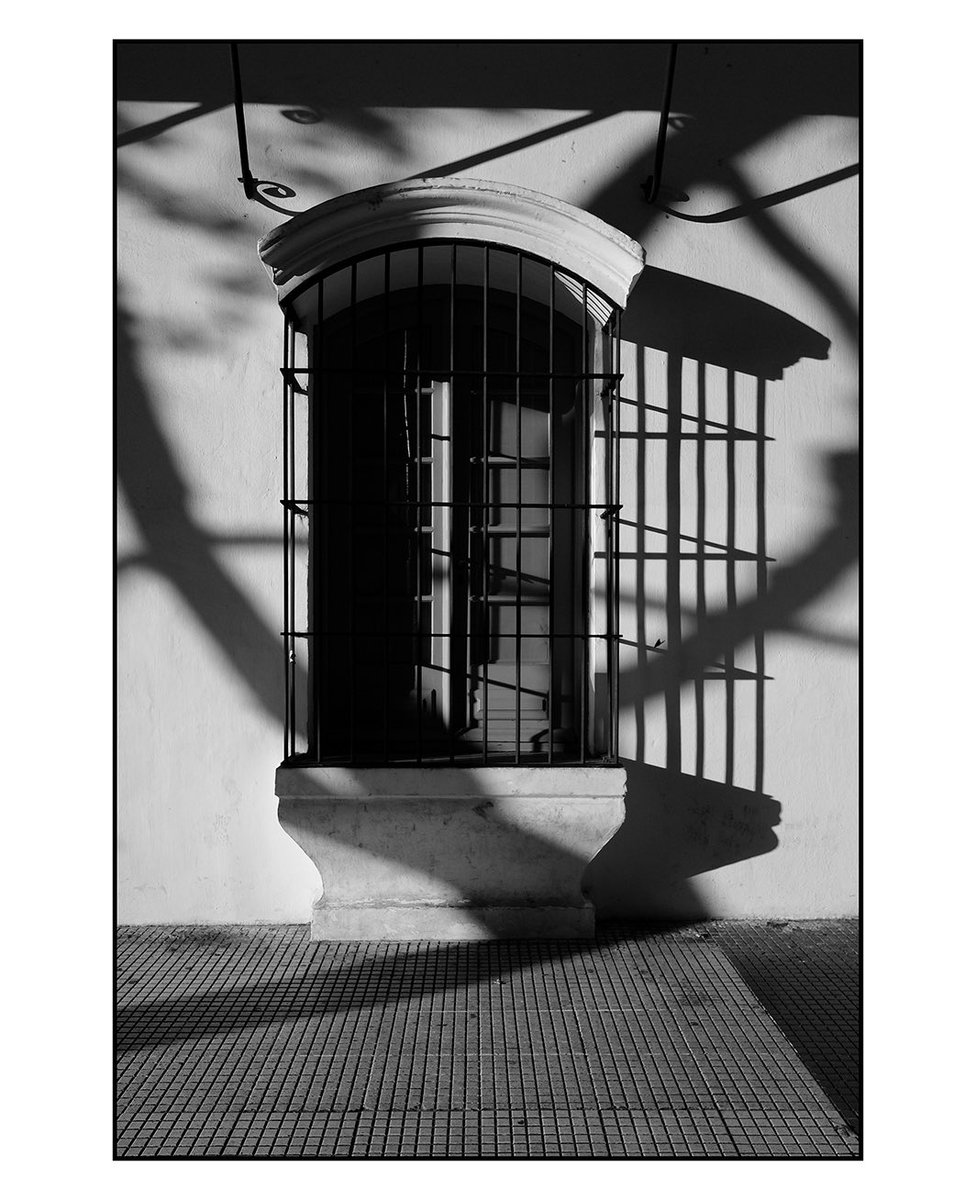 GM photolovers! 📷🫶

| Sun & shadows V |

#FujiRecipe #Xtrans #NewRecipe #SOOC #Monochrome #Fujifilm #straightoutofcamera  #streetblackandwhite   #blackandawhitephotography #blancoynegro #outdoors #Fujix70 #PictureFrame #Architecture #buenosaires #argentina #windows #shadows