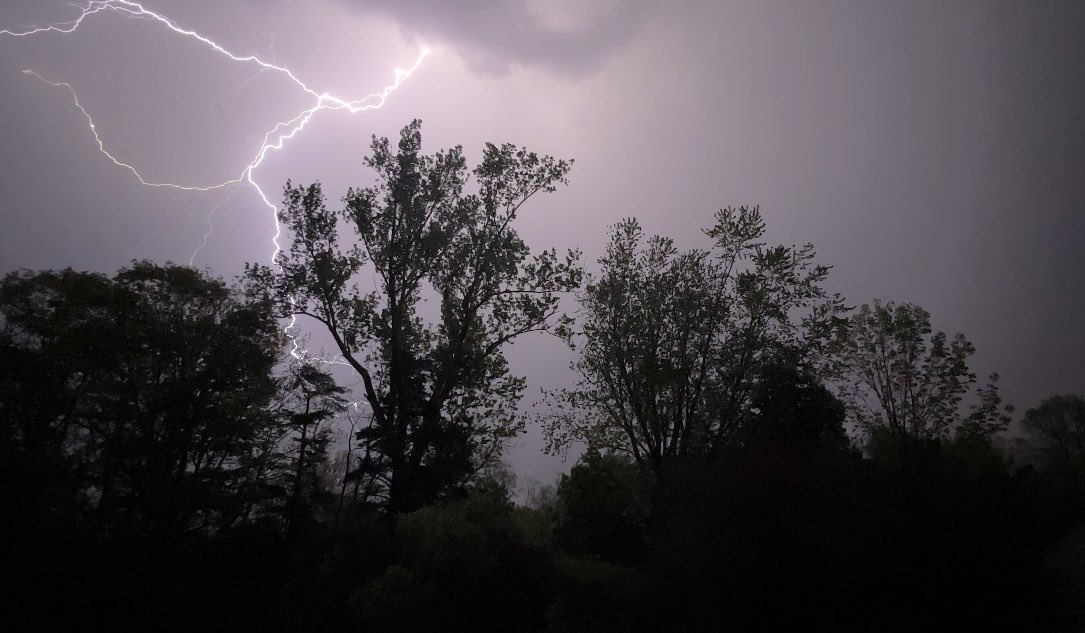 transcendangie's tweet photo. Wild night in Hantsport. #nsstorm #nsweather #LightningStrikes #novascotia @ryansnoddon @KalinMitchelCTV https://t.co/d9226xZoxt