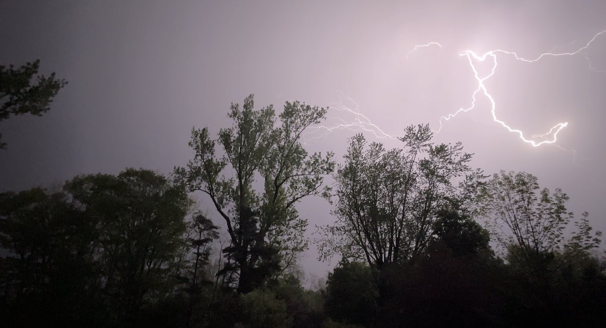 transcendangie's tweet photo. Wild night in Hantsport. #nsstorm #nsweather #LightningStrikes #novascotia @ryansnoddon @KalinMitchelCTV https://t.co/d9226xZoxt