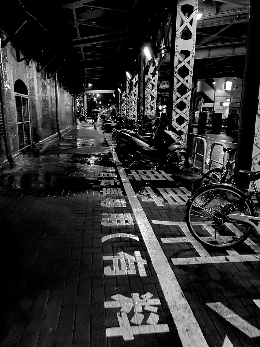 I don't mind the rain.
#monochrome #streetsnap #blackandwhite 
#tokyo #kanda #station #photograghy 
#iPhone13ProMax