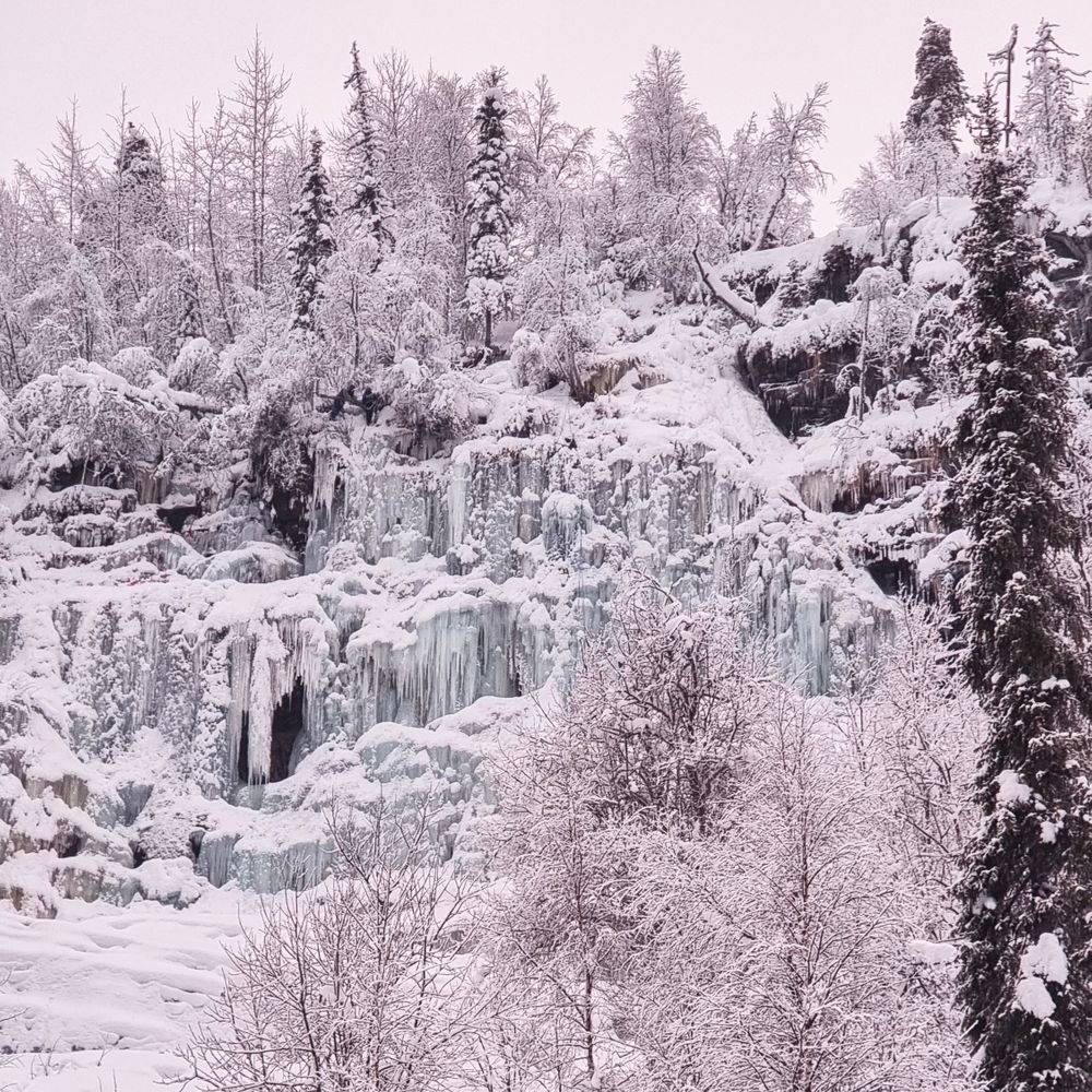 Philip Kelly of @muchBetterAdven recounts his adventures in Finnish Lapland, ice-climbing frozen waterfalls and enjoying the northern lights: muchbetteradventures.com/magazine/ice-c…