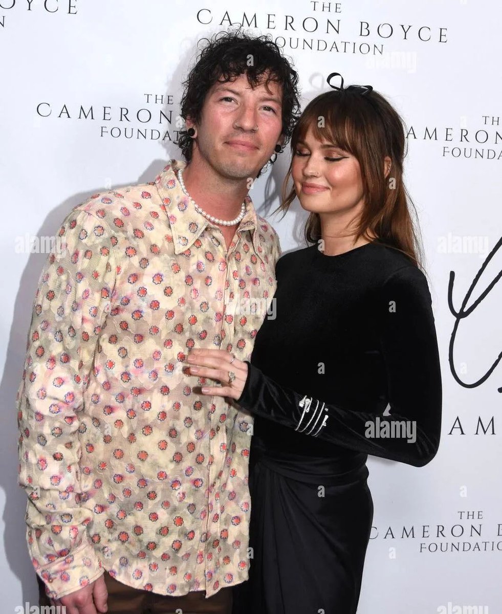 topidbr's tweet photo. A atriz Debby Ryan e o baterista Josh Dun compareceram ontem à noite ao 'The Cameron Boyce Foundation', uma fundação criada em homenagem ao ator Cameron Boyce para a conscientização sobre a epilepsia. 🤍 https://t.co/cBbLCX0WNs