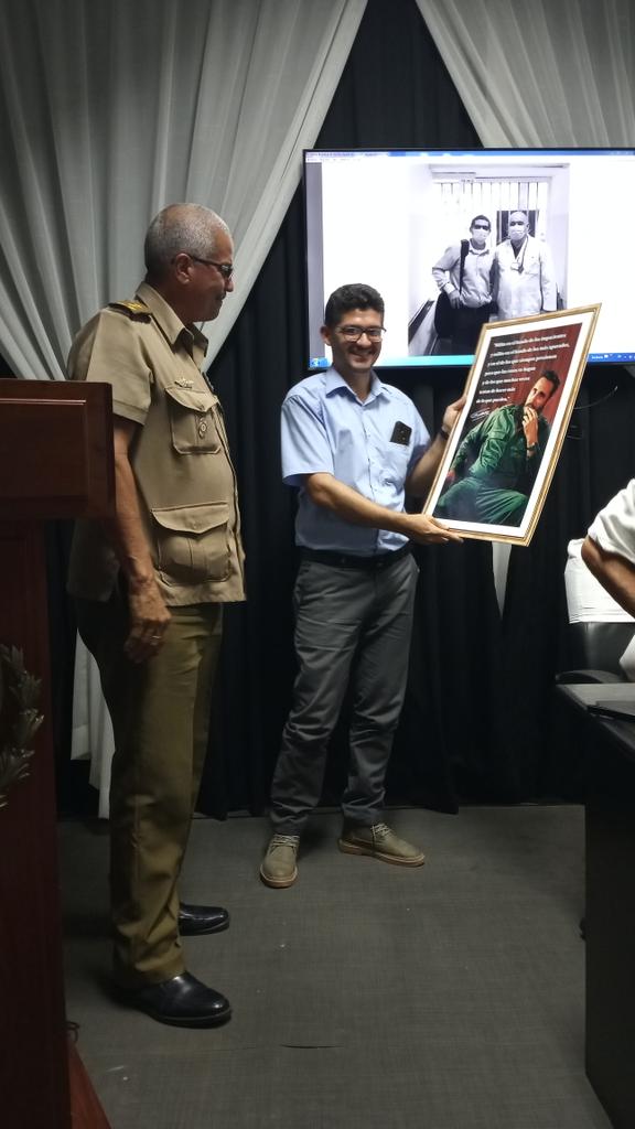 Ucimed_Cuba's tweet photo. @LogVanguardia @Editorial_VO @Ucimed_Cuba fue sede de la presentación del libro La Casa Blanca contra las Batas Blancas, a pocas horas de celebrarse el 92 cumpleaños de nuestro GE #RaulEsRaul .
#MejorEsPosible
#MiUniversidadEsMiPaís https://t.co/9MoXlBl7L0