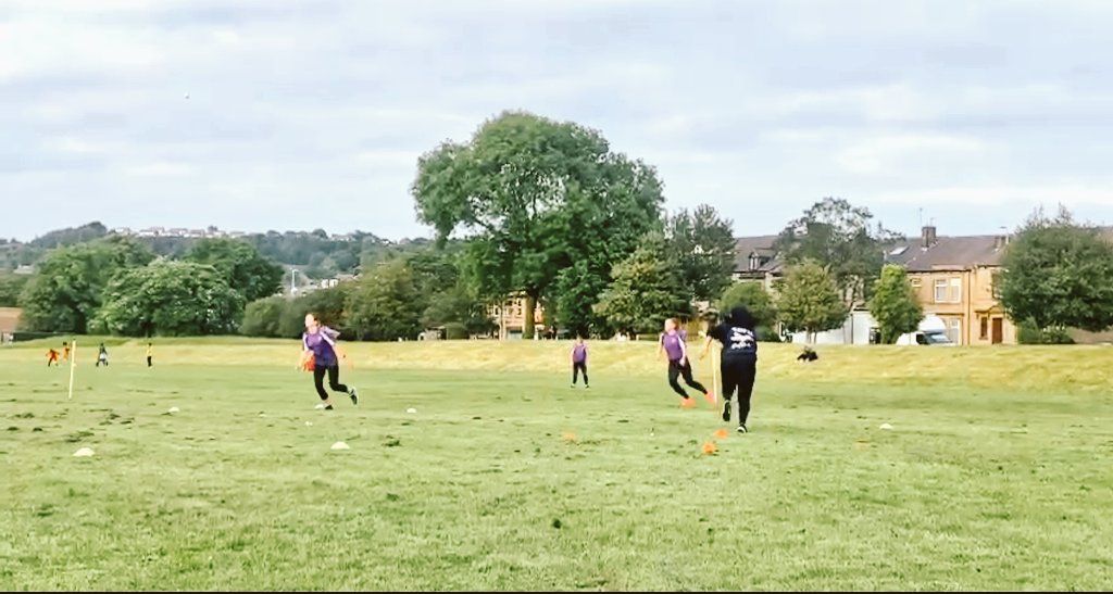 @baildon_rounders travelled miles for a game of rounders in the park. Scoring for <a href="/BatGirlsRC/">Batgirls Rounders Club</a> was contained from some fab triangle work!  Calories lost were regained with a slice of cake at the end😄😋
#BatGirlsroundersclub #baildon #rounders #starcoaches #heavenlydessertsBatley