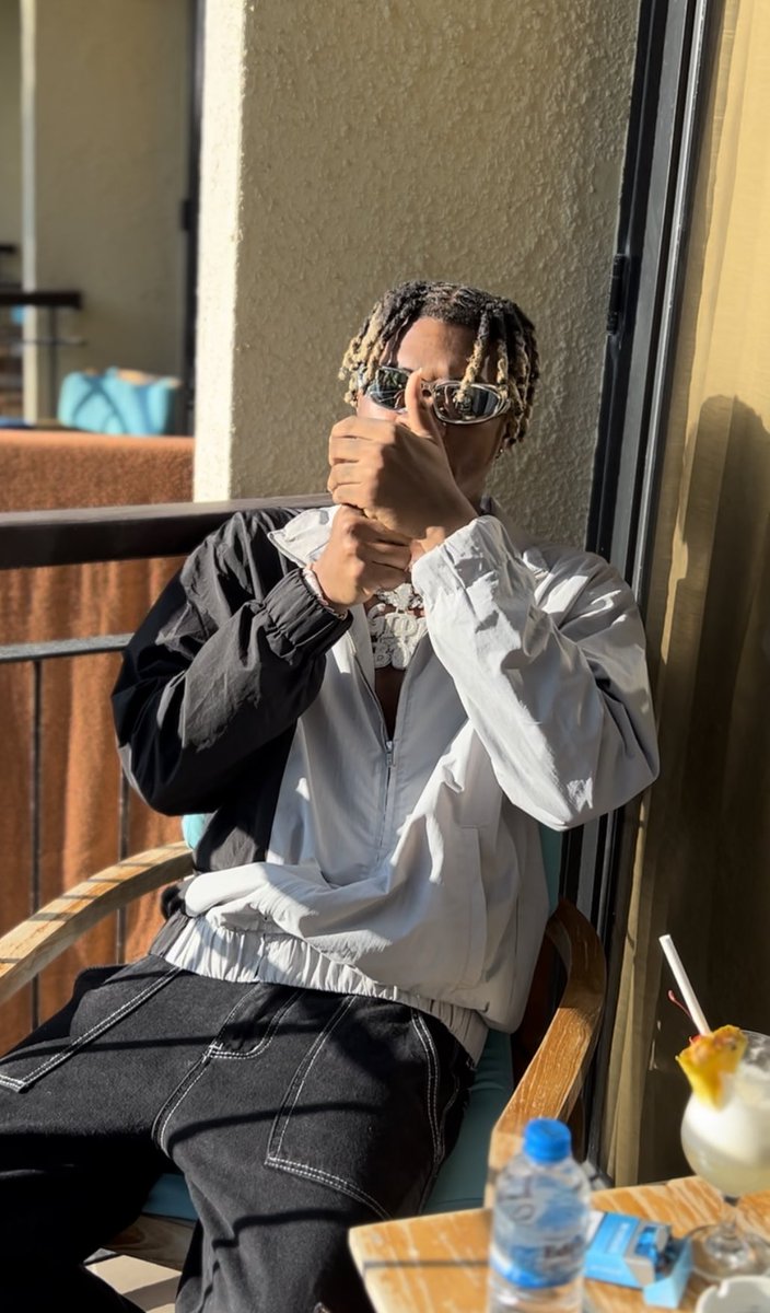 fucc them boys, I found out who my real partners
and who was only with me 'cause I had dollars #omooro