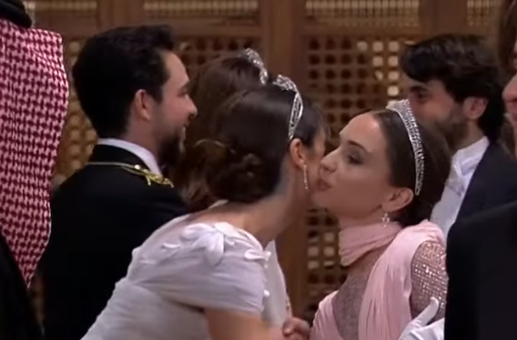Princess Iman wore her diamond wedding tiara from Chaumet for the banquet. 📸Screenshot

#princessiman #jordan #royalweddingjordan #royalwedding #tiara #royaljewels