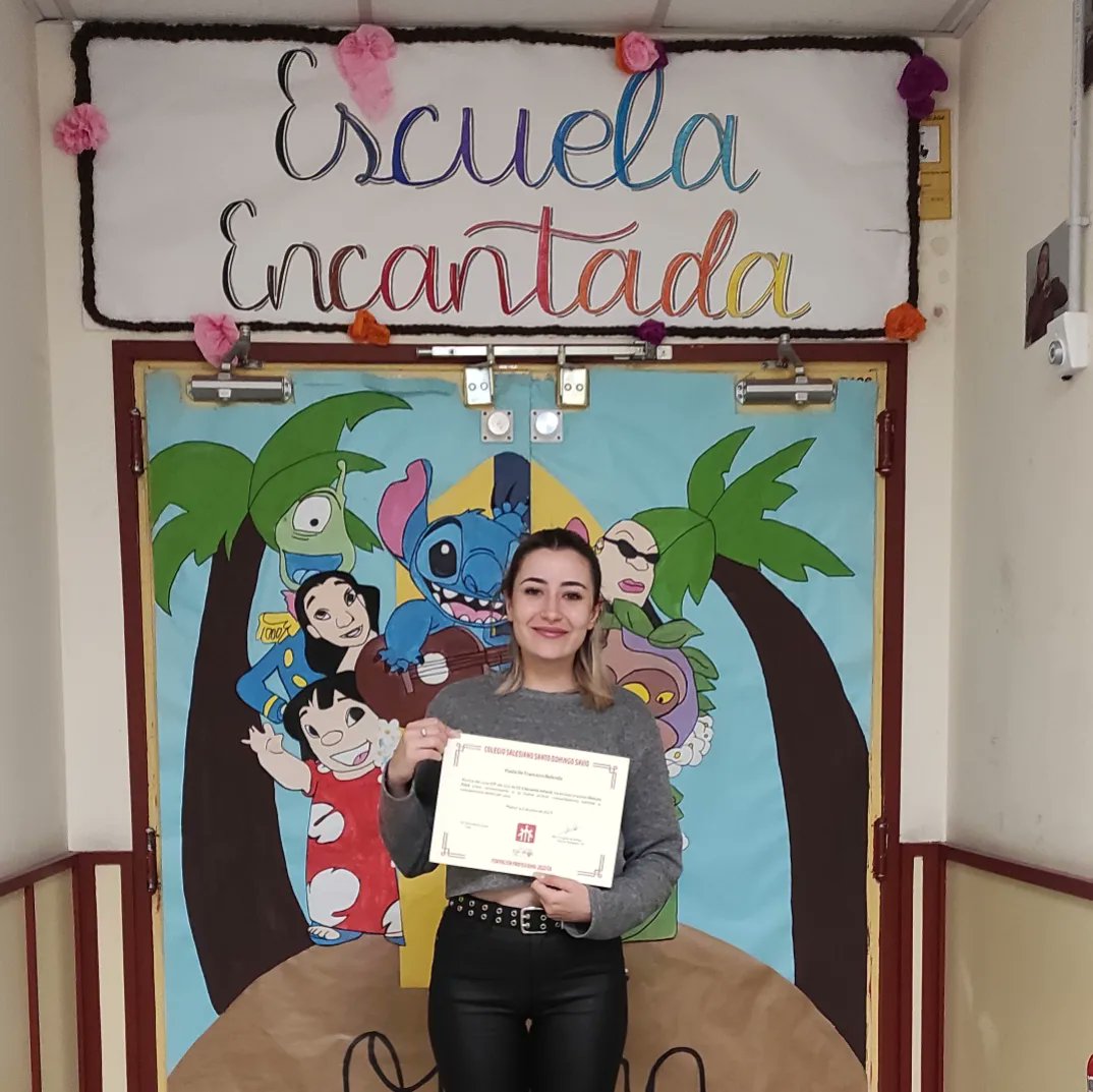 EEncantadaElena's tweet photo. Termina el curso, que se nos ha pasado volando. Felicidades a Paula por su merecido premio Rómulo Piñol, entregado por su compañerismo y sonrisa permanente. Y nos despedimos de la Escuela Encantada con una mochila llena de risas, experiencias, aprendizajes y amistad. https://t.co/nfEFsTKdNz