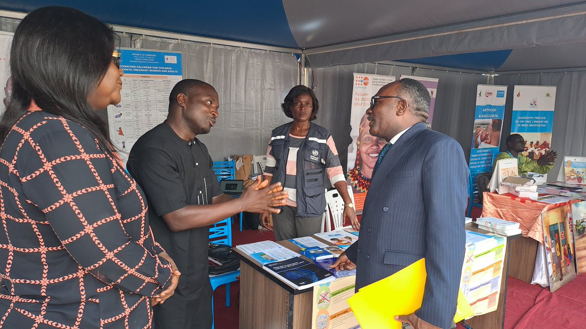 whocmr's tweet photo. Parmi les nombreux visiteurs qui ont été édifiés au stand de l'#OMS à l'occasion du #SIMAPE, le Directeur de la Santé Familiale au @MinsanteCMR.
Dr Ebongo Zacheus Nanje a saisi l'opportunité pour féliciter @whocmr et discuter avec des visiteurs. https://t.co/4KS17pcluf