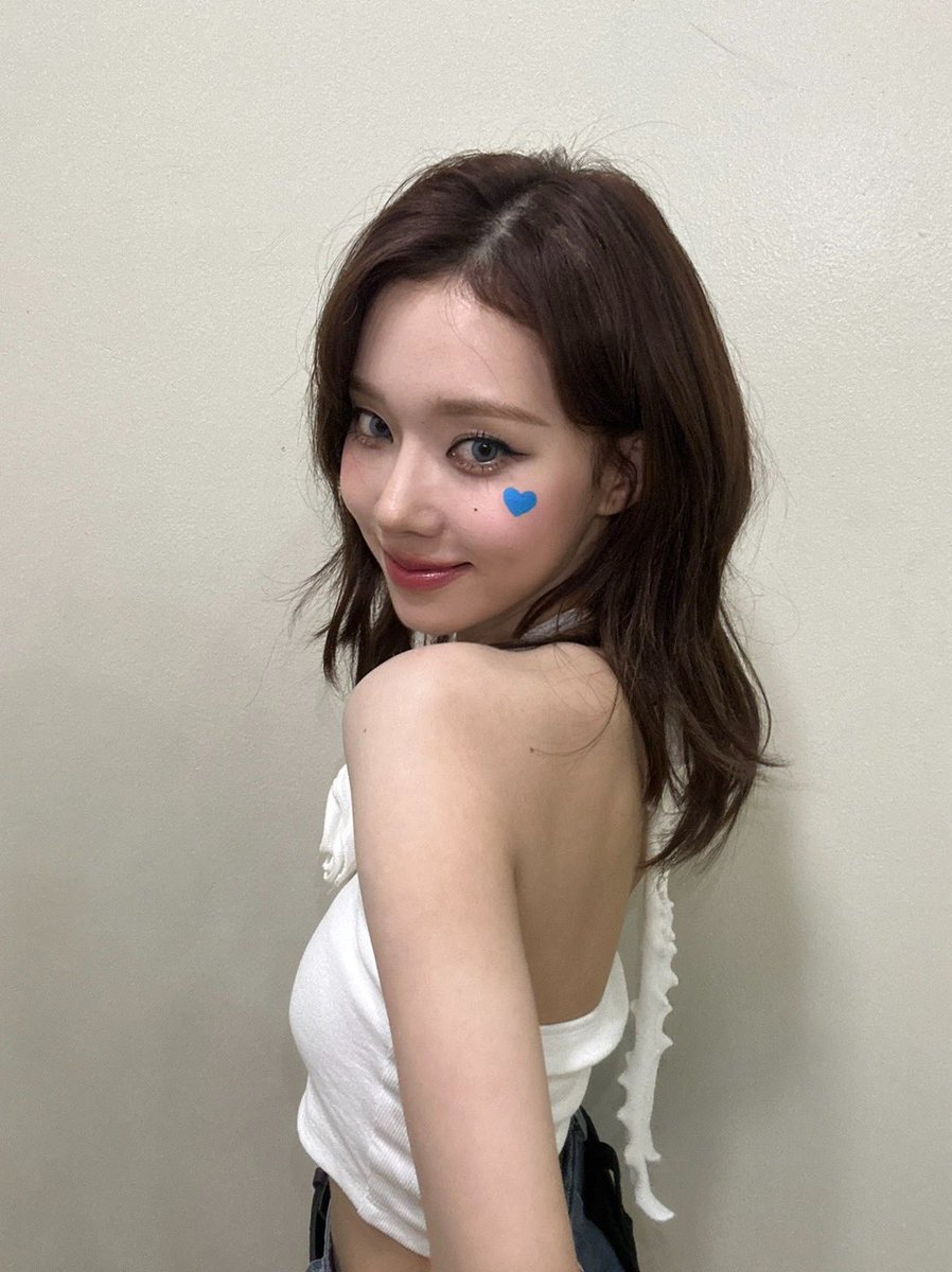 winteiru's tweet photo. The charm of the colored glowing eyes comes from the staff who worked hard to create them! — Clad in a holy suit with a simple yet classy pose, the blue love marked on my cheeks symbolizes my love for MY. 💙˖꒱ˊ˗ https://t.co/H2HQU0rNiu