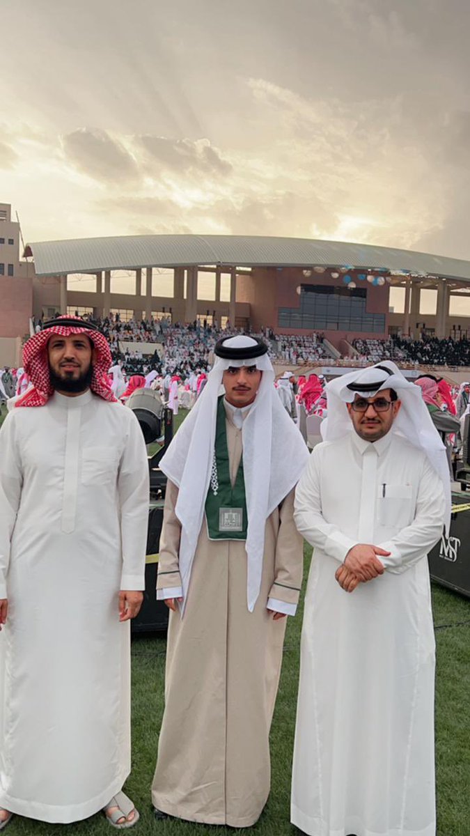 munahi1390's tweet photo. اللهم لك الحمد حصل الابن المهندس عبدالمحسن شهادة الماجستير من جامعة الملك خالد وشاركنا اخي الغالي شافي بن فراج فرحتنا بحضوره ودعمه الغير مستغرب فله ولكل من بارك لنا الشكر والتقدير واسأل الله ان تكون هذه الشهادة عونا له على طاعته وخدمة دينه ووطنه https://t.co/U9cnVWpAhG