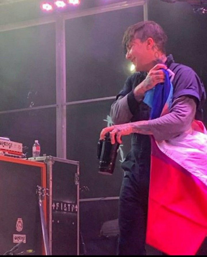 orevil_'s tweet photo. blessing tl with pics of frank and gerard with pride flags since it is pride month https://t.co/P6WHqC7fKR
