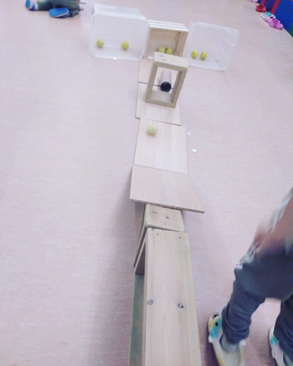 A l'ambient de construcció estem creant rampes, camins i túnels per veure què passa quan hi tirem una pilota. #somlalió