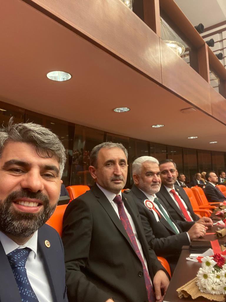 HÜDA PAR Milletvekilleri diğer vekillerle birlikte İstiklal Marşı’na eşlik etti.

Kemal Kılıçdaroğlu’nu destekleyen HDP Eş Genel Başkanları ve Milletvekilleri ise İstiklal Marşı’na eşlik etmedi!

Bu kesinlikle Hdp ile HüdaPar kıyaslaması değildir. Günlerdir yandaş basının yaptığı