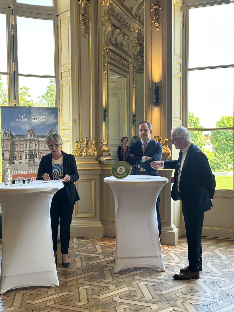 Remise du prix national de la Préservation du Patrimoine #Viticole à #Epernay avec Christine Mazy, Maire d’Epernay et Didier Paris, Député de Côte-d’Or #Anev