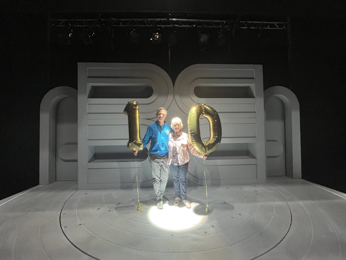 Ian Hallard on Twitter "Super Trouper lights are gonna find us! Mum