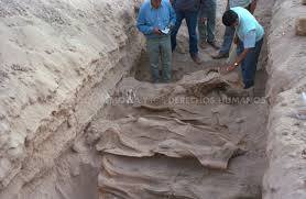 marioaguilera4's tweet photo. El 2 de junio de 1990, el sol. la tierra, el tiempo, la sal, la búsqueda incesante de sus familiares, entregó sus frutos, a metros del mar, en Pisagua, aparecieron los cuerpos de quienes habían sido ejecutados por manos asesinas. No era un estadista, aquí la verdad #FosaDePisagua https://t.co/U8LquXT3pD