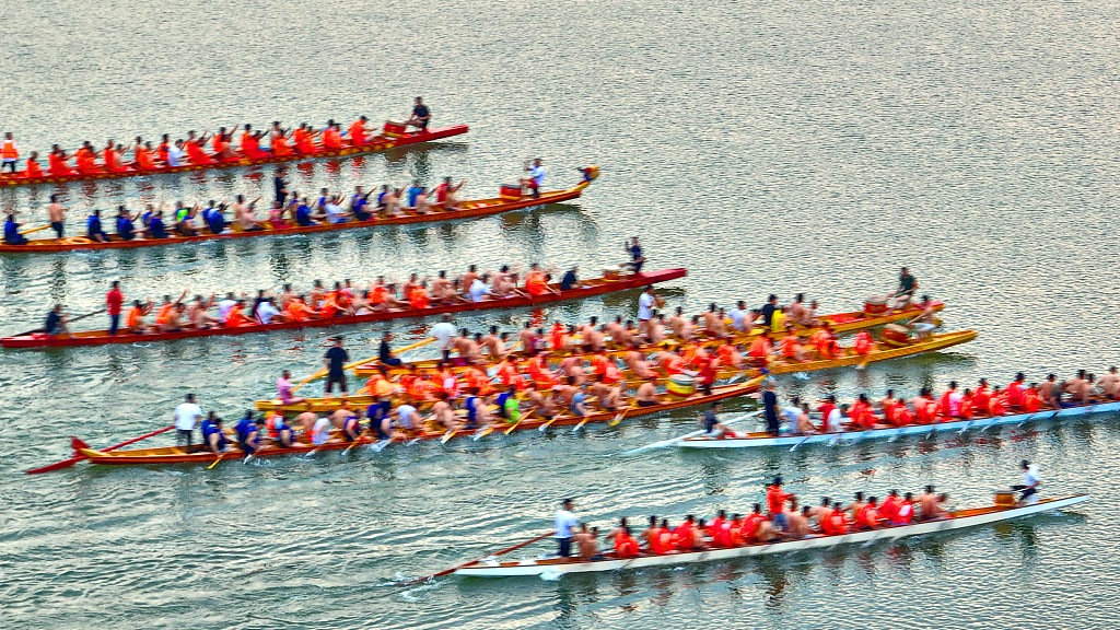 🚣🚣🚣The traditional #DragonBoatFestival is approaching! Follow us to take a look at some of the best moments from the dragon boat race, one of the customs of the festival! #ChineseCulture