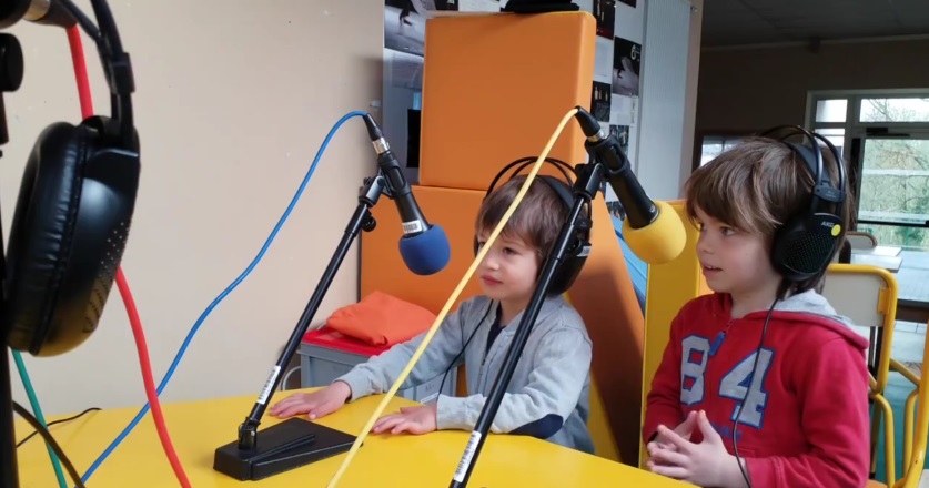 acrennes's tweet photo. #CNR éducation « Notre école faisons-la ensemble »

🔎 Une #webradio vecteur de valorisation de l'école : c’est le projet de l’école Robert Toullec de Locquénolé (29) qui vise à développer un studio radio mobile   📷

👉https://t.co/o8nNTFxSb4 https://t.co/yl42nWUGUN