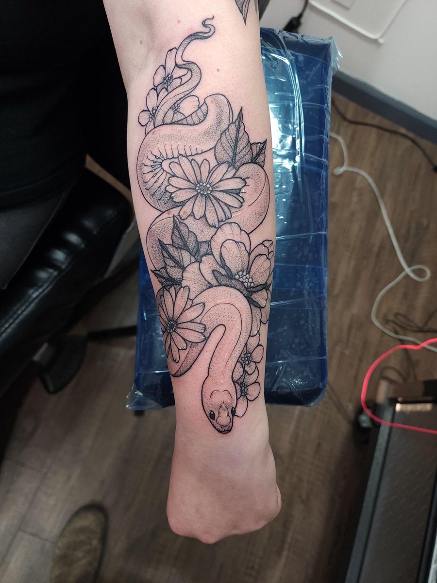 Snake and Floral By Brennan
-
-
-
-

#tattooslo #pierceslo #calpolyslo #centralcoast #tattoo #sanluisobispo #traditionaltattoo #blackandgreytattoo #colortattoo #traditional #sanluisobispo