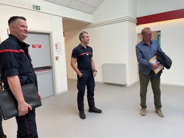 UDSP58's tweet photo. Présentation de la future classe #jsp au collège Noel Berrier de Corbigny par Notre #PUD et le Colonel HC @OlivierPeycru #DDSDIS du @SDIS58 à de nombreux élus locaux ,du département de la @nievrefr et de @education_gouv . https://t.co/pOMFw9WPKY