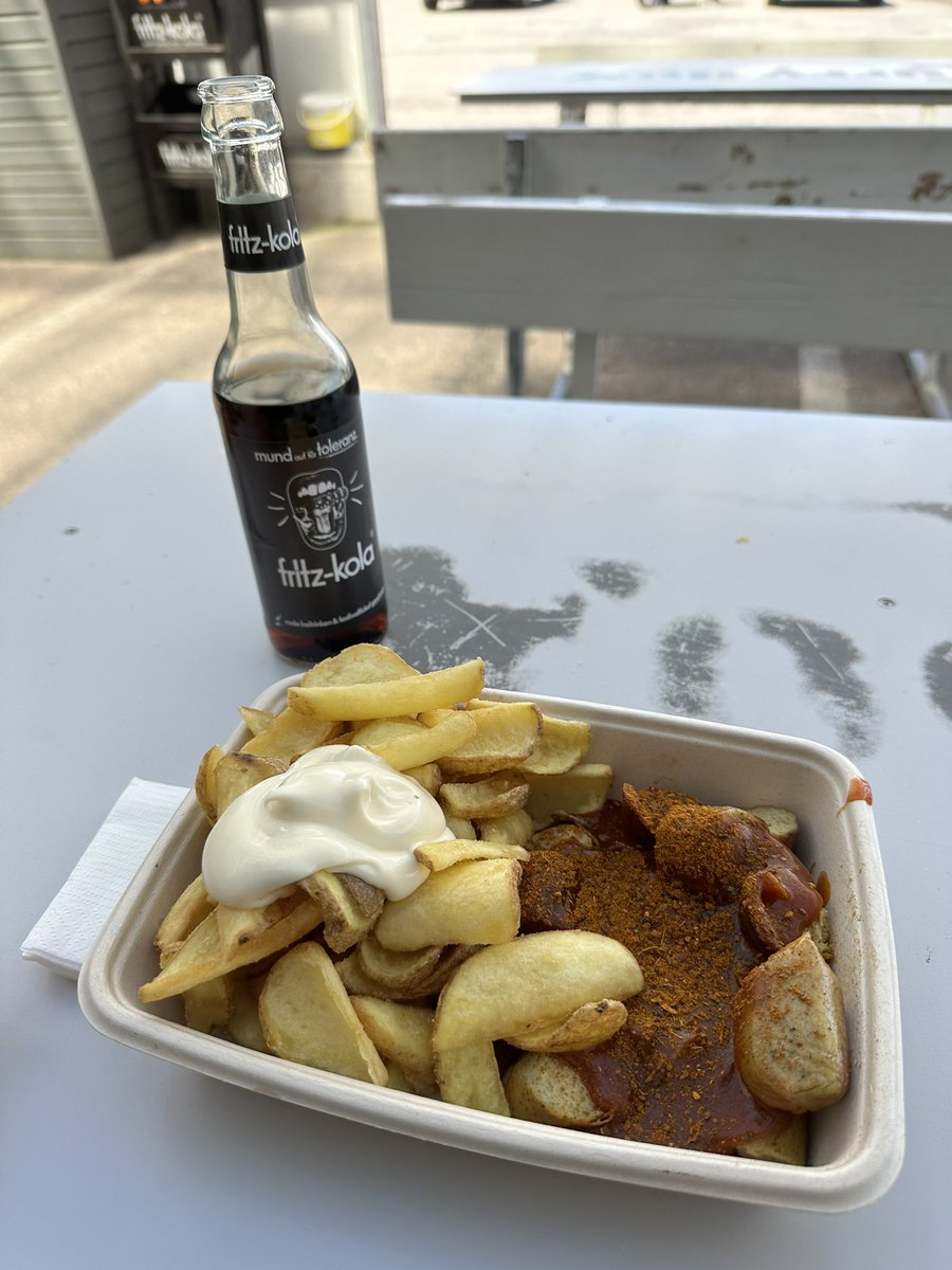henningning's tweet photo. Feierabend! 😎
Heute mal scharf. 🌶️ #Currybox #Currywurst #Harrislee https://t.co/2Yz2RWTeCS