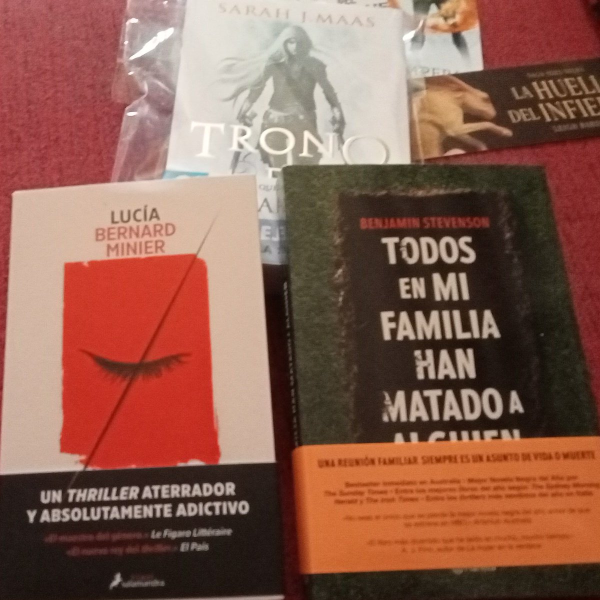 Pinche77's tweet image. Pues al final,no se quedó tan mal viernes...🤘🏻🤘🏻😍📚💃💪🏻 @Bernard_Minier , @SalamandraEd ,@EdHidra ,@Planetadelibros ,@edit_planeta  #SarahJMaas, #BenjaminStevenson.