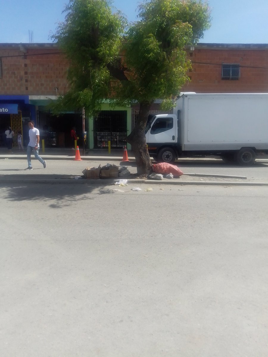 AnaRodr92205395's tweet photo. @Imaubar  
Buen día muchas basuras en la avenida barrio el Bolívar se le agradece tomar en cuenta está situación ya que él aseo hurbano no está pasando semanalmente solo cada 15 día 
@LuisJonasLara 
@Imaubar 
@GuaraLuisJonas 
@laprensalara https://t.co/laDcORGGx3