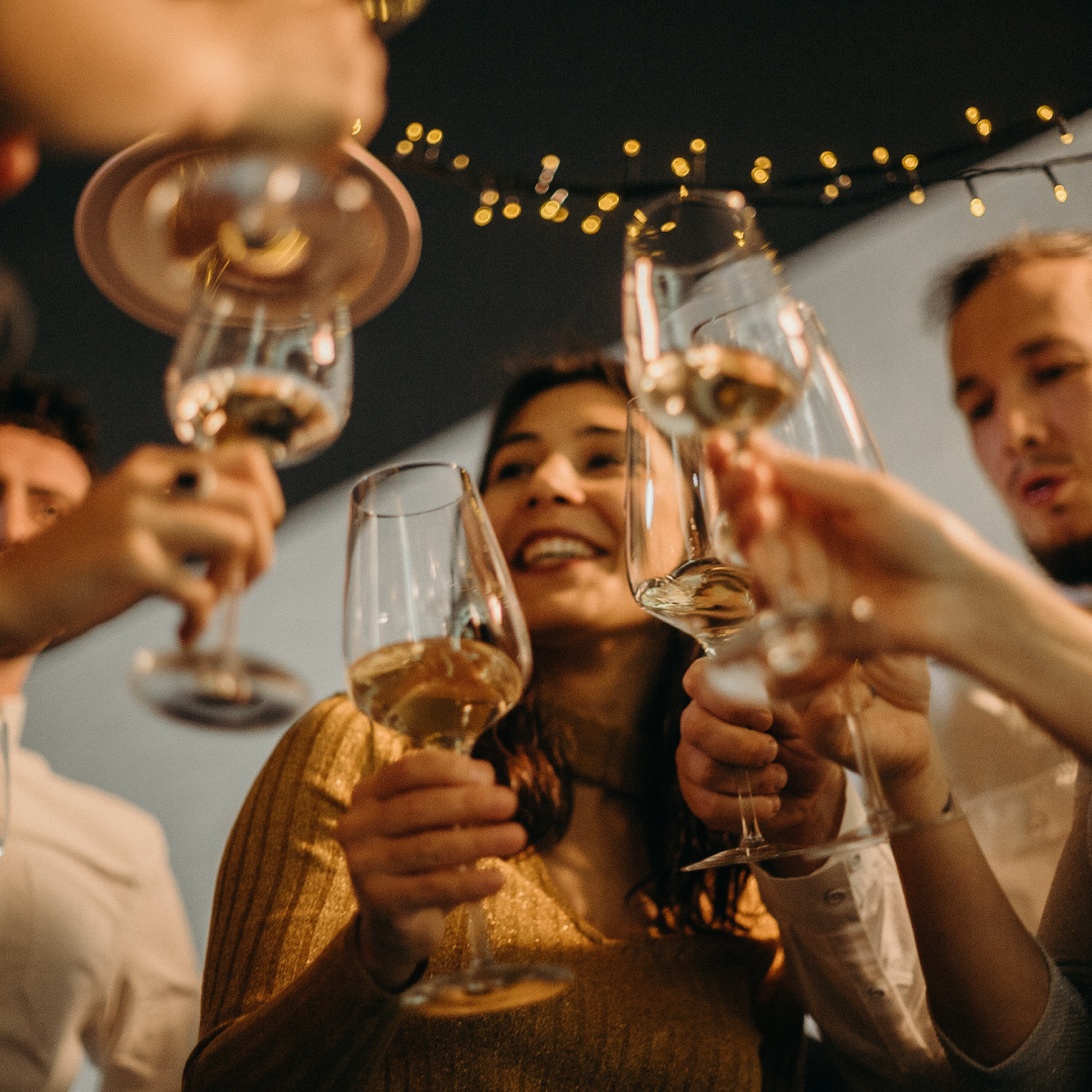 Vinow_App's tweet photo. Queremos que te centres en lo más importante: compartir, reír y celebrar. 💥 Nosotros nos encargamos de descorchar el momento.

Muy pronto con #vinow. https://t.co/QryhJFWC5b