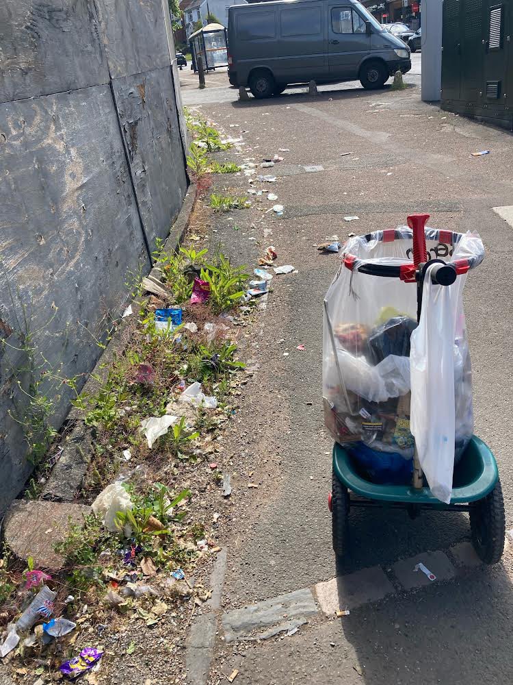 On this #FabFriday, Janet has been #litterpicking in #oldbury, she said “Today i’ve cleared Mushroom hall walk, Vicarage rd, Vicarage st & by the Merrivale shops, it’s all clean up there now”

Thank you Janet! ☺️👍🏻

#litterwatch #adoptastreet @sandwellcouncil @SercoESUK