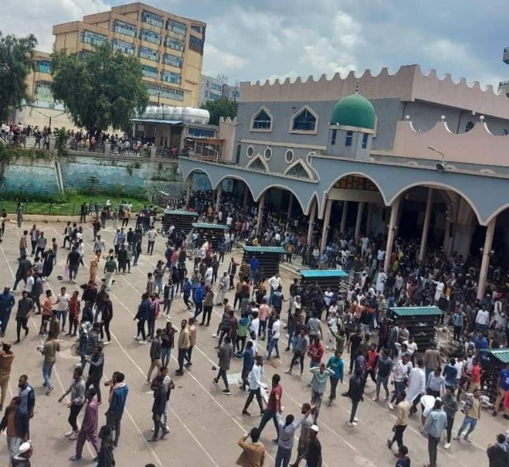 addisstandard's tweet image. #Latest_Update: #Harun Media is reporting casualties, including women, as a result of security forces firing &quot;directly&quot; at protesters at the Grand Anuwar Mosque in #Addis_Abeba. Muslims are protesting the demolishing of at least 19 #Mosques by #Oromia regional state in the newly…