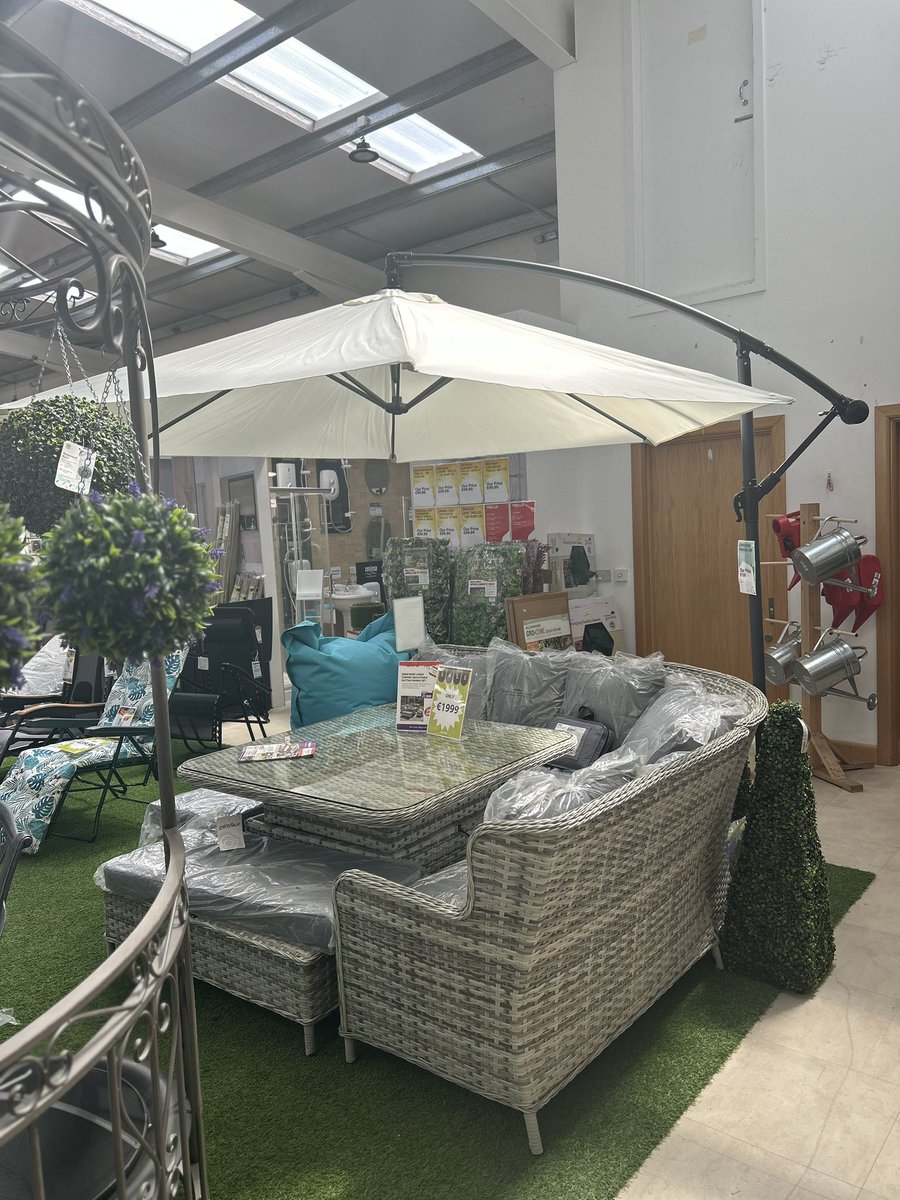 Cantilever Parasols created a shaded area to enjoy the sun☀️