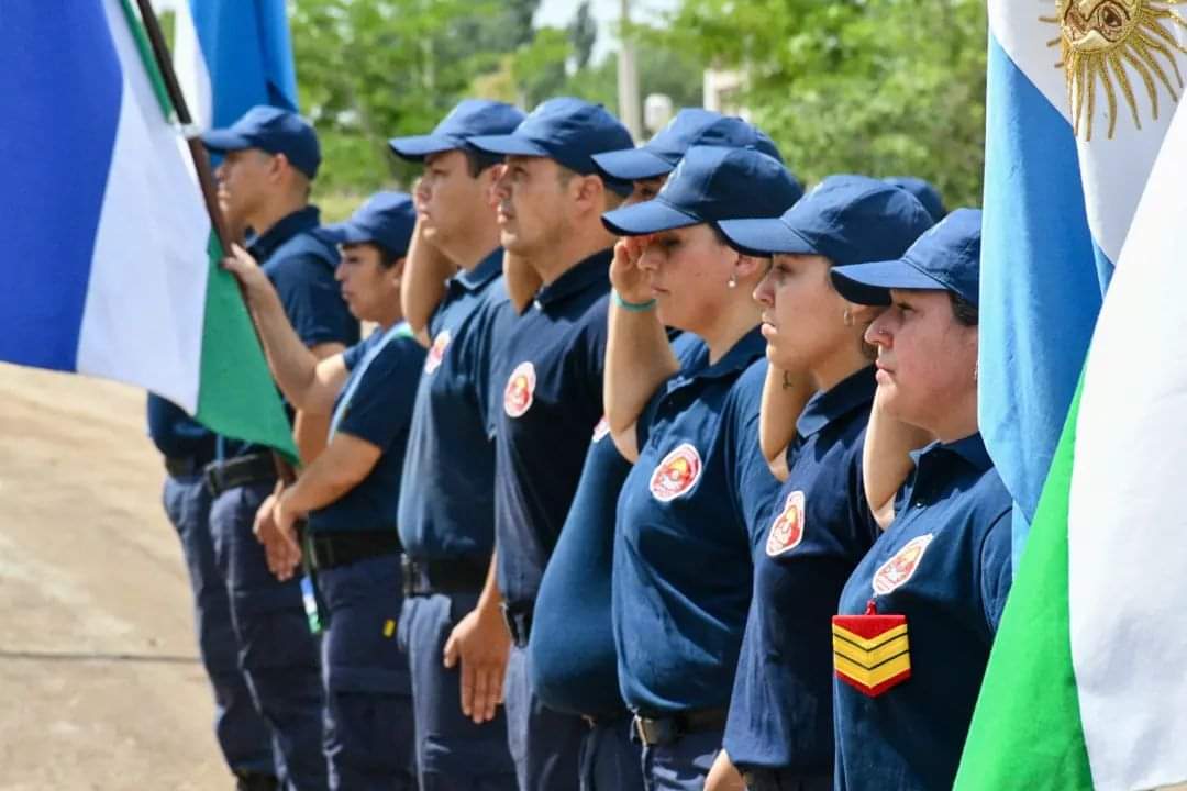 LarraldeSilvana's tweet photo. 🚒 Este #2deJunio, #DíaNacionaldelBomberoVoluntario, quiero reconocer a todas las Bomberas y Bomberos que con dedicación ponen el cuerpo para garantizar la seguridad de nuestros vecinos.

👨‍🚒 ¡Feliz Día del Bombero Voluntario! 👩‍🚒 https://t.co/4RImk9qs0O