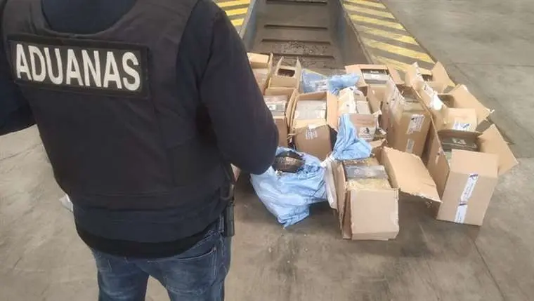 MonicaAparicioA's tweet photo. @TedRivers @MarZel65 @NormaPierola @peru21noticias @gastonoyarzun2
#Bolivia Mientras se repiten las noticias de “narcoavión” el #mundo entero sabe que es imposible que
17 toneladas, de cocaína incautadas en #Brasil🇧🇷
2 tonelas, en #Chile🇨🇱
media, en #Espana 🇪🇸
hayan salido sin la protección de altas esferas del poder político. https://t.co/iWFNezfVF8
